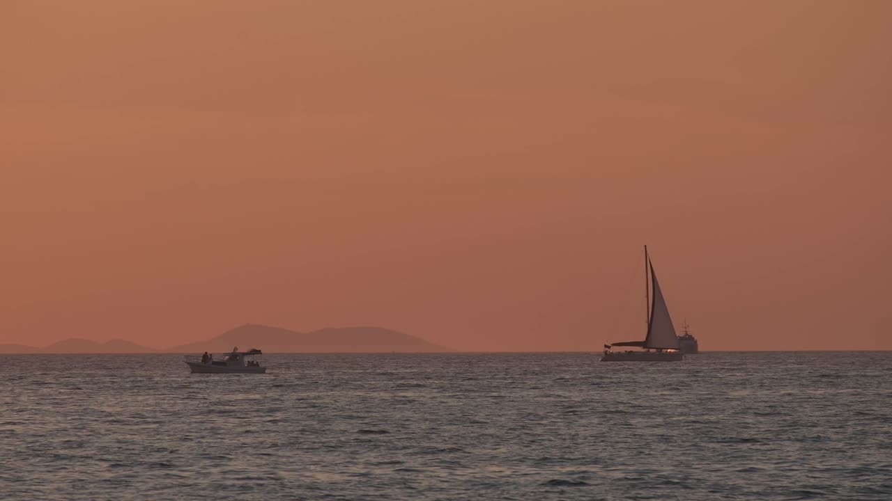 선박과 세일보트와 함께 해가 지는 바다 , 자다르 크로아티아에서 평온