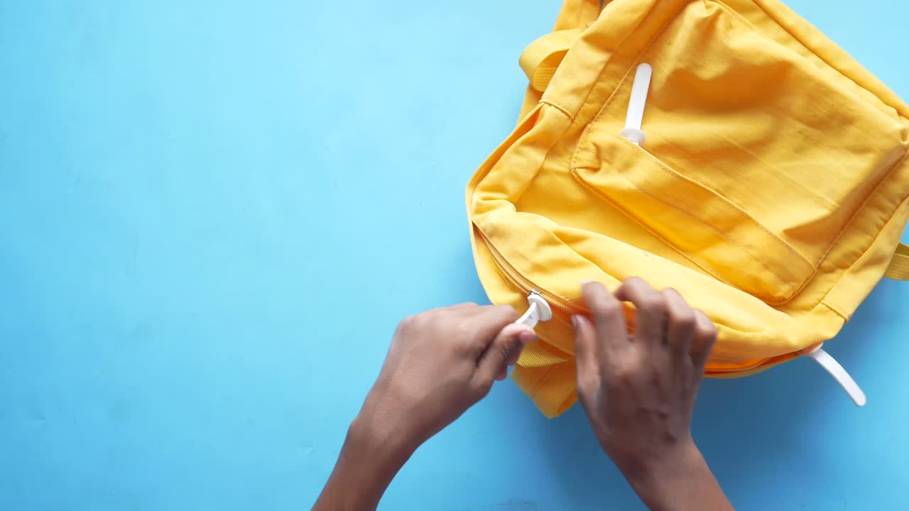 la mochila amarilla se está abriendo