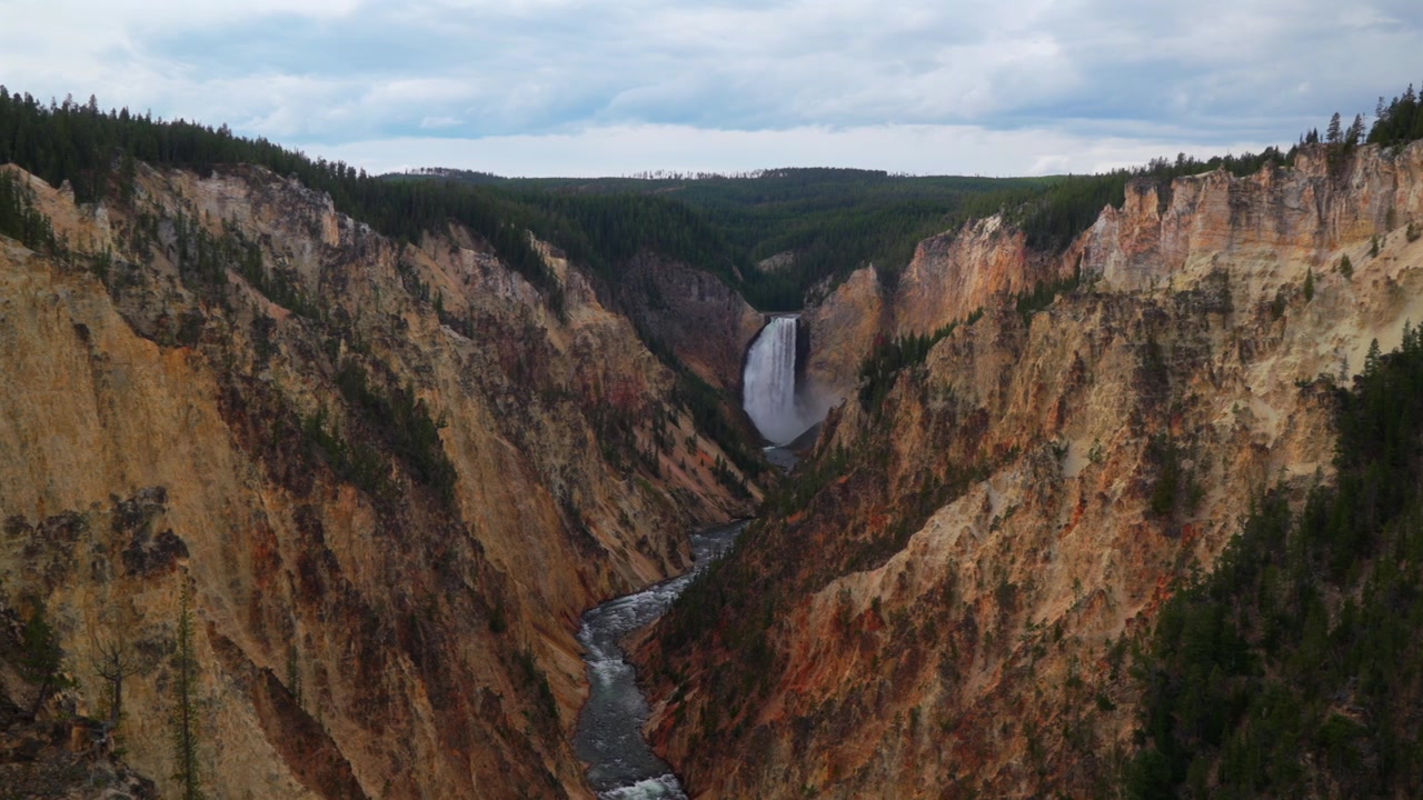 Air terjun bertingkat Grand Canyon of the Yellowstone Inspiration Point North Rim Drive Taman Nasional Yellowstone Wyoming AS Red Rock Point Lookout Point pemandangan alam sore berawan geser ke kiri