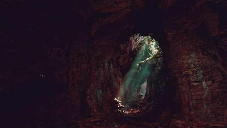 eine dunkle höhle mit einem lichtstrahl erforschen