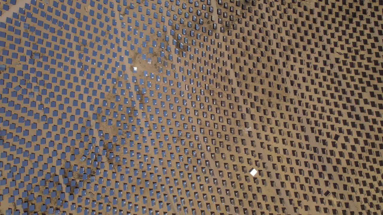 miles de espejos en una planta de energía solar, encontrados en un desierto desolado