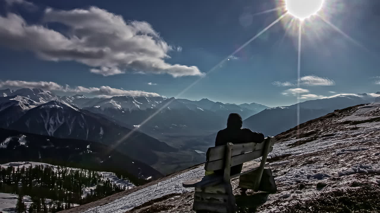 높은 산봉우리 전망대에서 등산객이 경치를 감상합니다 - 시간 경과