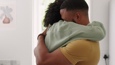 pareja, amor abrazo o besar la frente en la casa