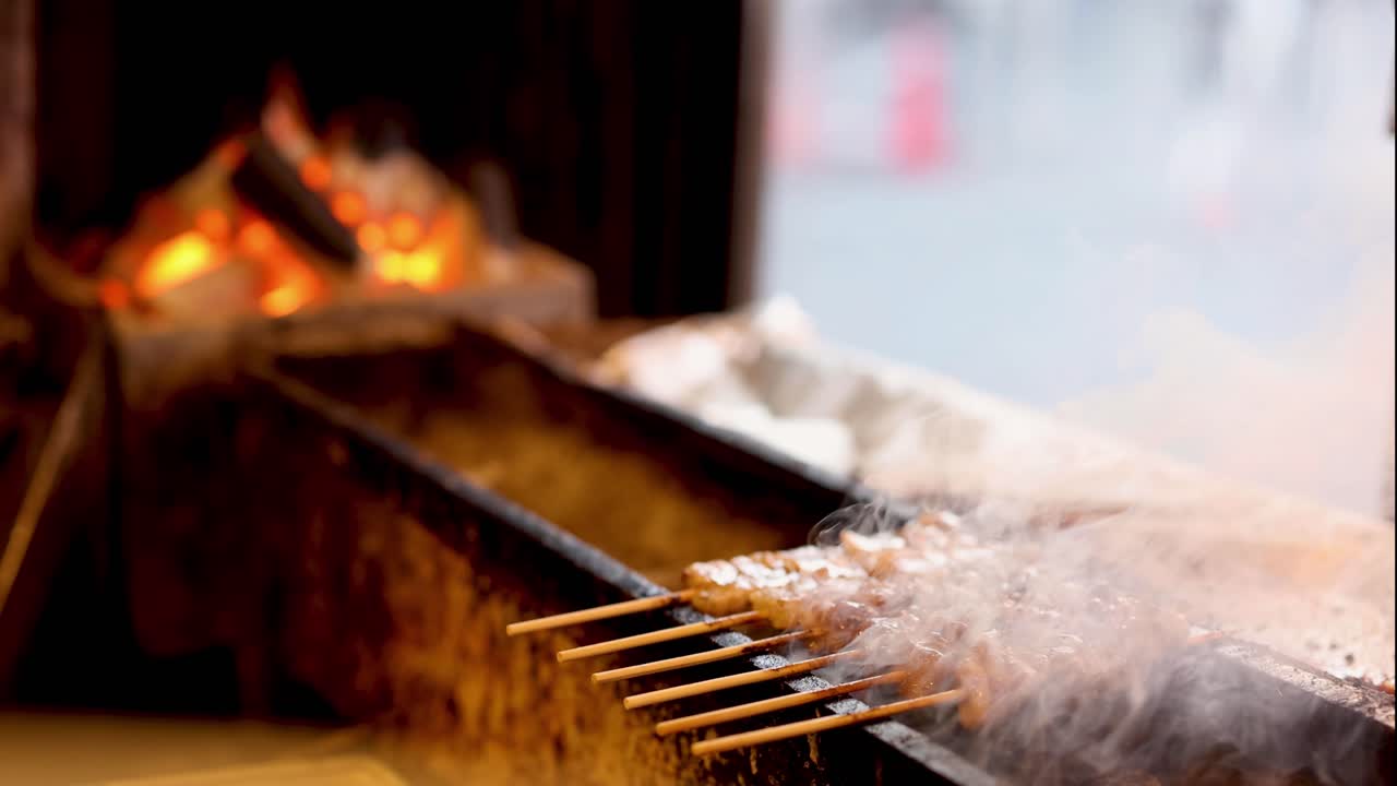불타는 그릴 에 고기 스피어 를 조리 하는 것
