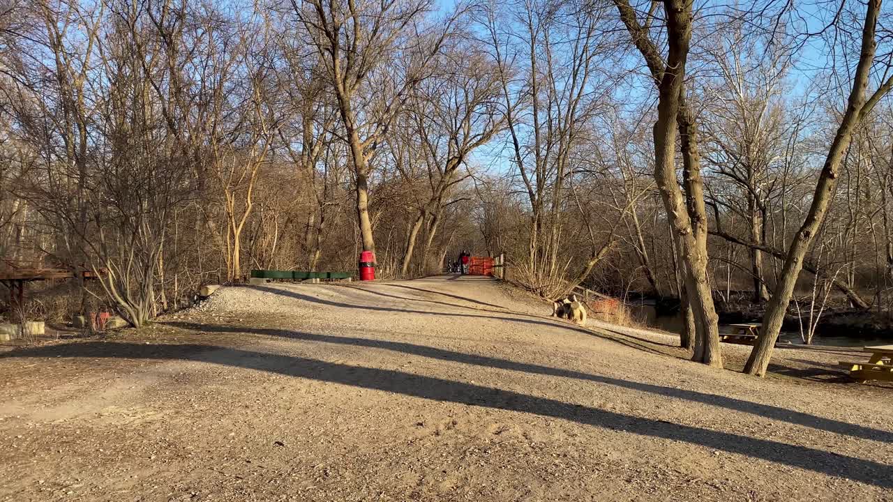 sendero yates junto al río clinton en rochester hills, michigan, estados unidos
