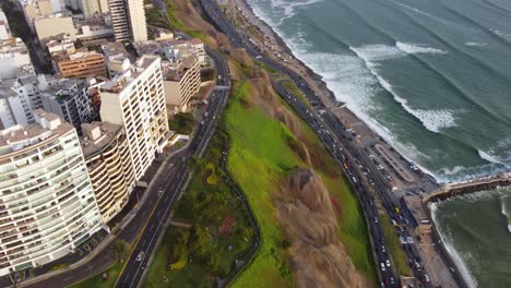 Imágenes-De-Drones-De-La-Costa-De-Lima,-Distrito-De-Miraflores-En-Perú