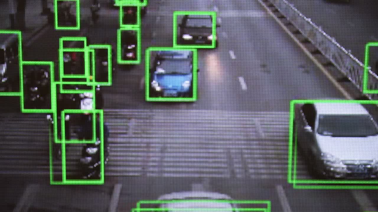 cámara de cctv. seguimiento en tiempo real de vehículos y personas en la calle. imagen pixelada auténtica de un monitor real.