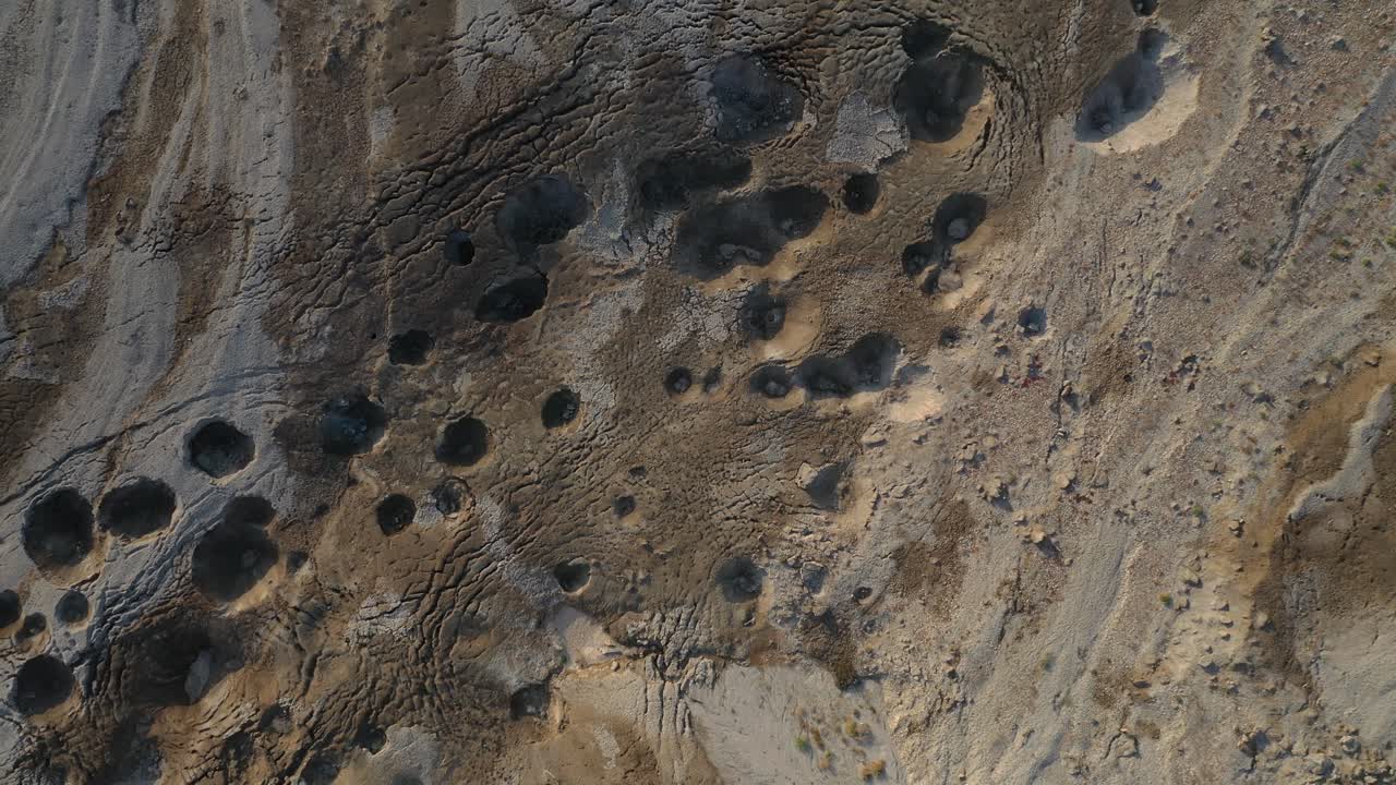 toma aérea de arriba hacia abajo, alejándose de muchos pequeños sumideros en el desierto, israel