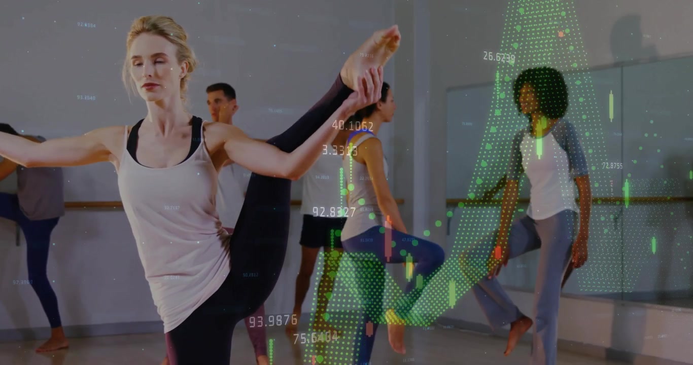 Telecamera che mette a fuoco una ballerina che esegue un arabesque durante il riscaldamento di danza, gruppo che imita i movimenti, grafici che fluttuano