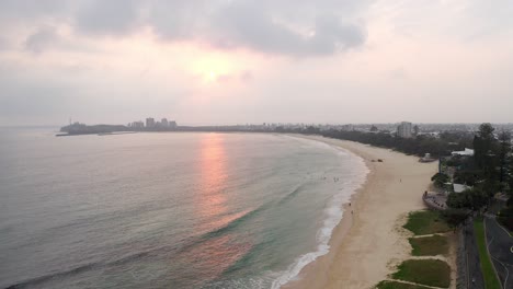 Luftaufnahme-Des-Gesamten-Strandes-Von-Mooloolaba-Während-Des-Sonnenuntergangs-Im-Australischen-Bundesstaat-Queensland