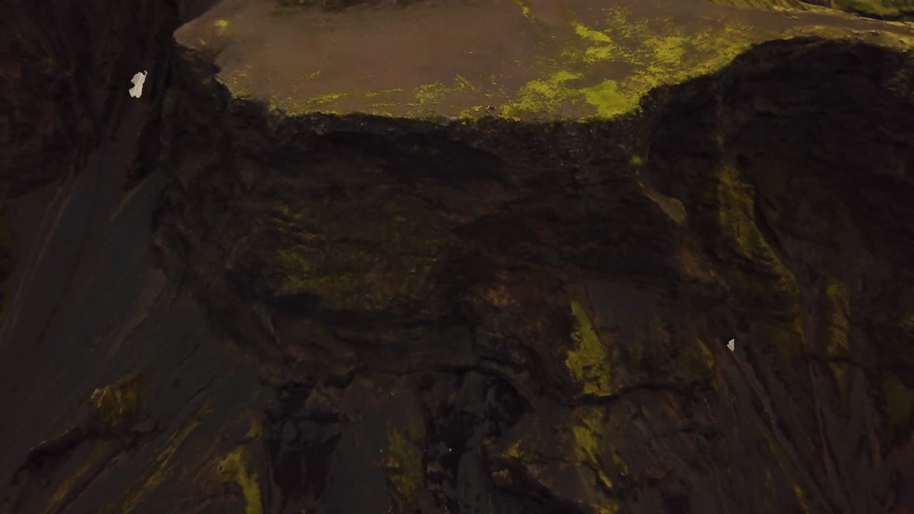 vista aérea sobre una montaña oscura, en el área de fimmvörðuháls, islandia