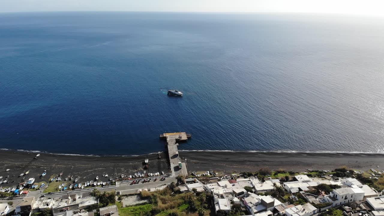 imágenes de drones de la isla de stromboli en el mediterráneo con barco turístico
