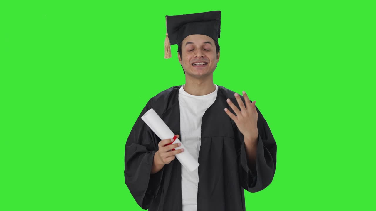 Felice neolaureato indiano che parla alla telecamera Green screen