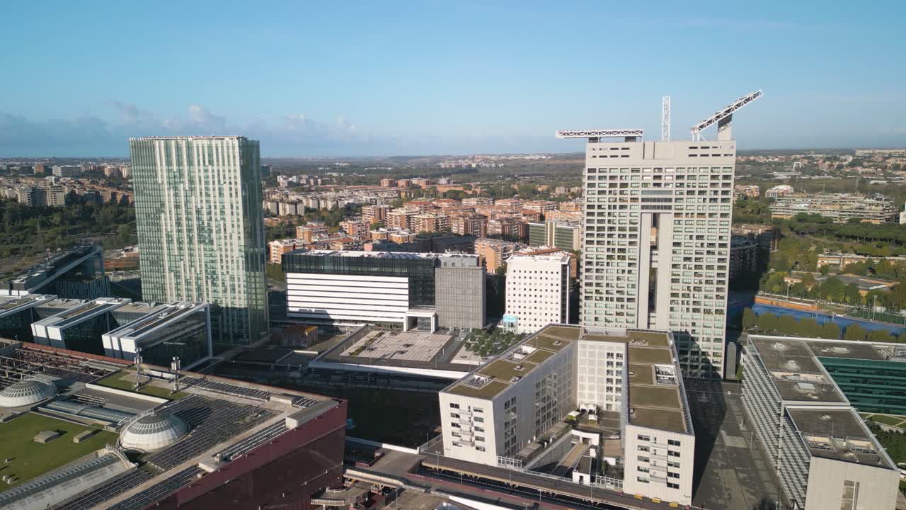 드론은 이탈리아 로마에 있는 유로스키 타워와 유로파르코 타워 위를 고 있다.