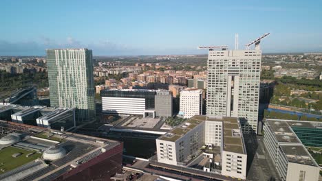 los drones orbitan sobre las torres eurosky y europarco en roma, italia