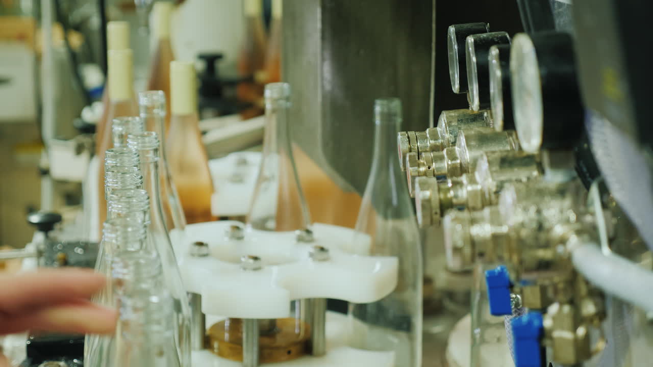 botellas de vino cerradas con un tapón de corcho se mueven a lo largo de la vista de la cinta transportadora desde arriba