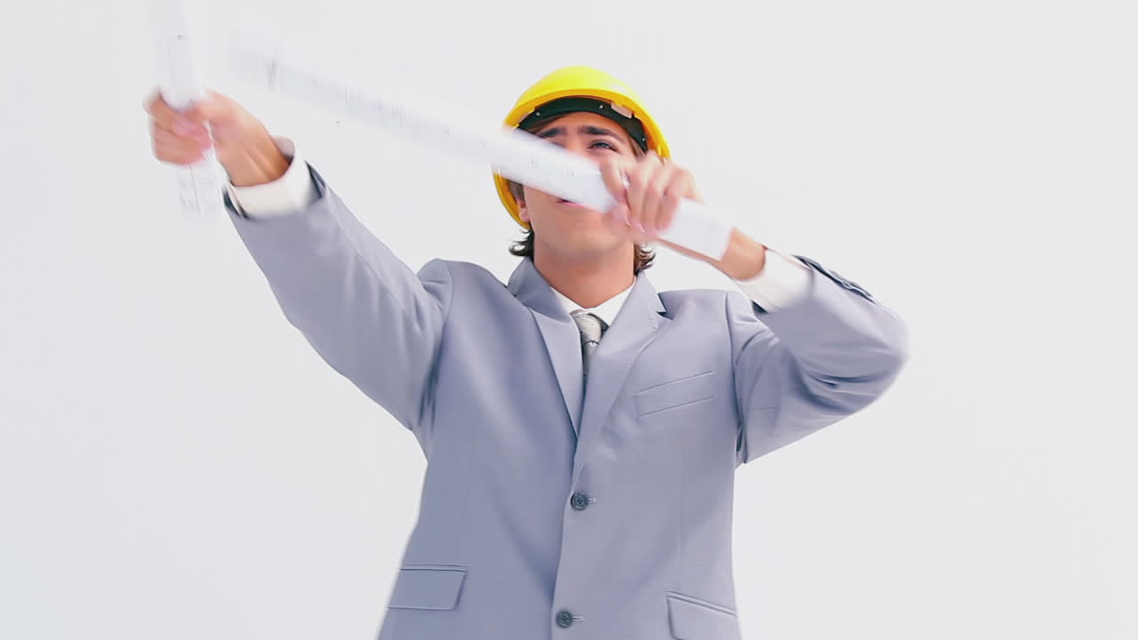 블루프린트를 들고 있는 성공한 사업가