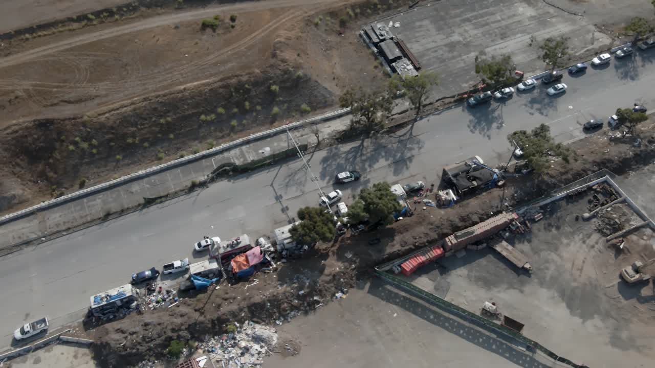 위에서 아래로 드론 은 경찰 부대 차가 동네를 순찰하는 것을 추적합니다.