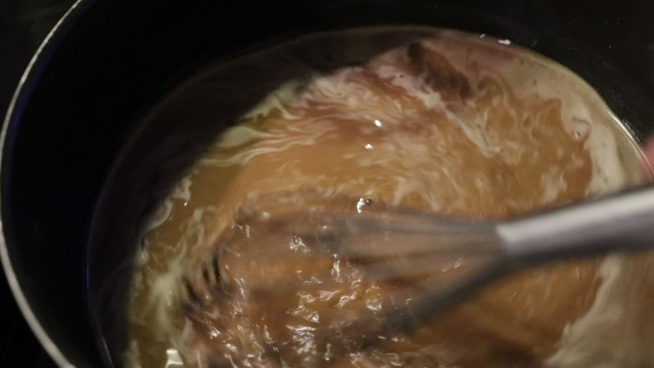 salsa hirviendo en la olla