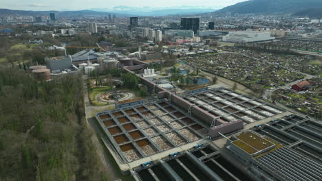 Braunes-Abwasser-Schwimmt-An-Einem-Bewölkten-Tag-In-Becken-Des-Wasserrecyclinghofs-In-Zürich