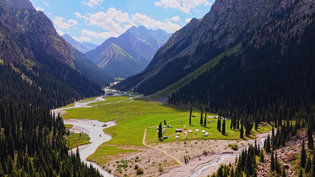 Drone cinematografico che effettua una panoramica verso l'alto attraverso la valle di Ala Kul in Kirghizistan