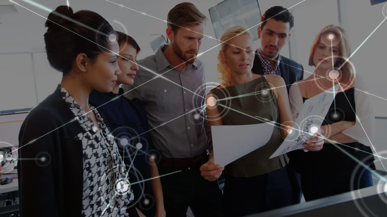 animación de la red de conexiones a través de diversos empresarios que discuten sobre documentos en la oficina.