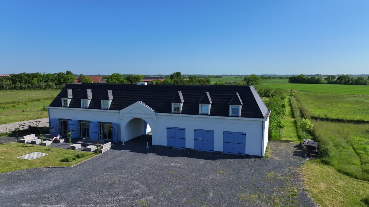 vista del avión no tripulado orbital: casa costera holandesa en zoutelande, países bajos