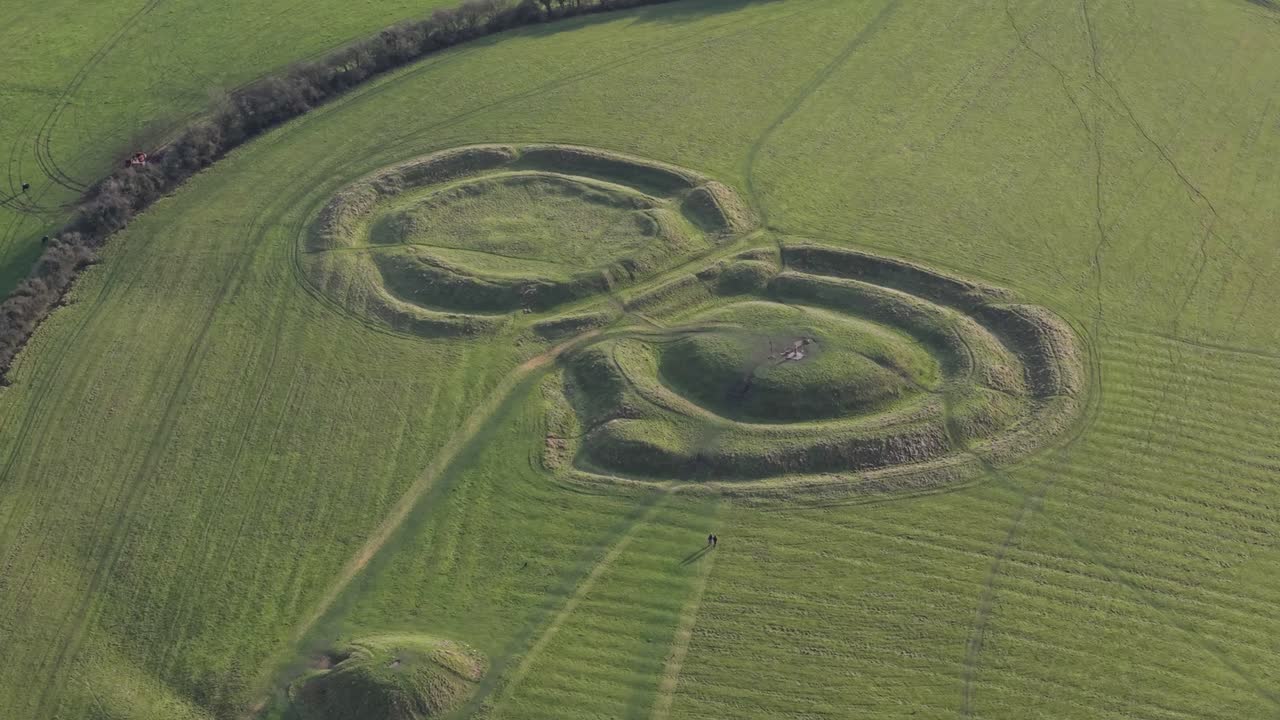 아일랜드 미스 카운티의 타라 언덕에 있는 인질의 언덕과 리아 파일 (운명의 돌) - 공중 촬영