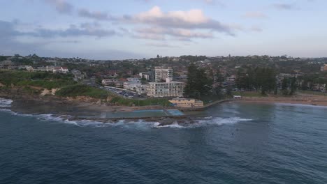 Dee-Por-Qué-La-Toma-Aérea-Inversa-Aérea-De-Rockpool-Revela-La-Hermosa-Playa