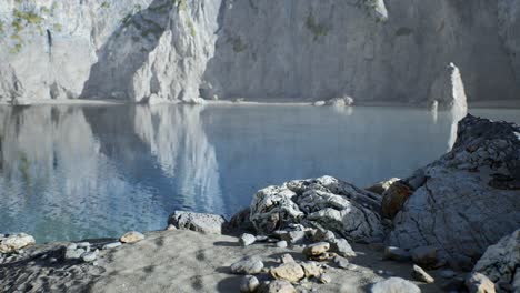 sandstrand zwischen felsen an der küste des atlantiks in portugal