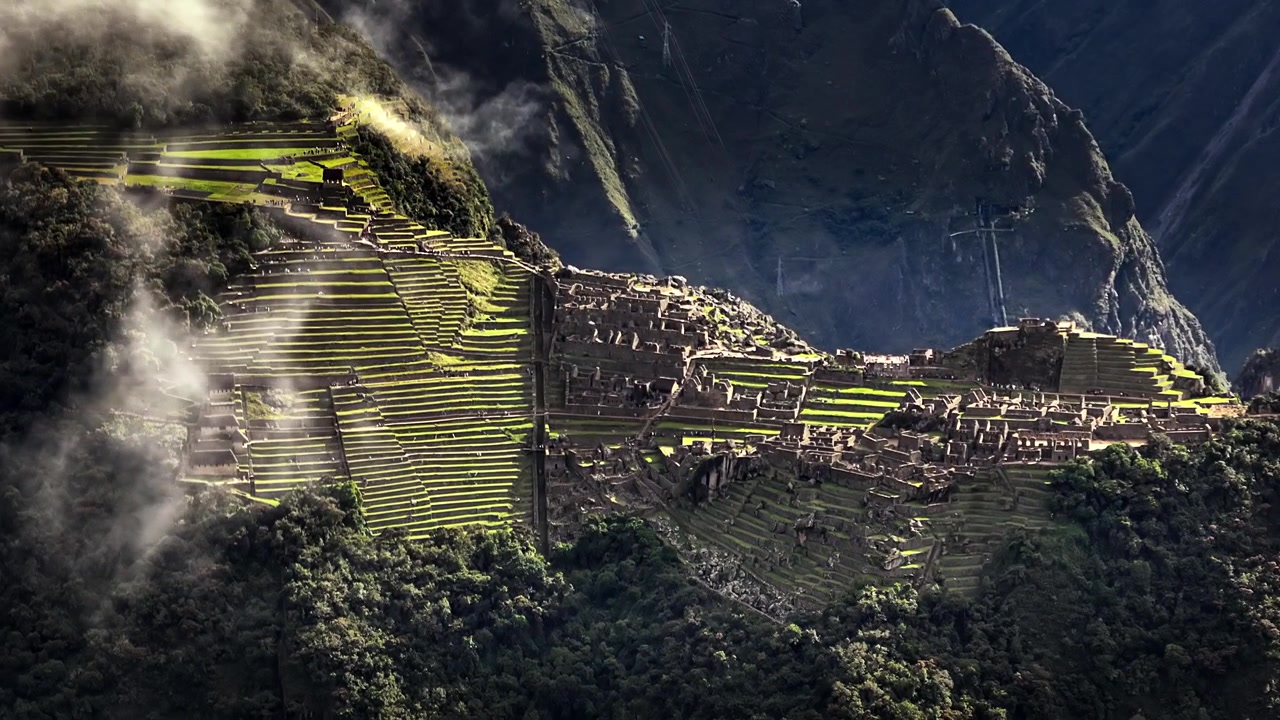 Famosa in tutto il mondo, la cittadella Inca di Machu Picchu vista attraverso la nebbia nelle Ande. Aerea