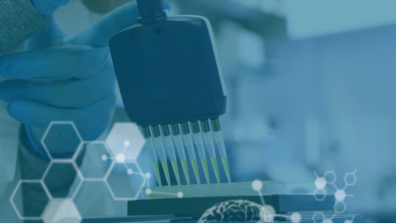 animación del procesamiento de datos científicos y cerebros humanos sobre el científico en el laboratorio