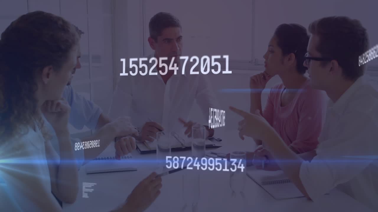 animación de senderos de luz y procesamiento de datos sobre diversas personas de negocios que se reúnen en la oficina.