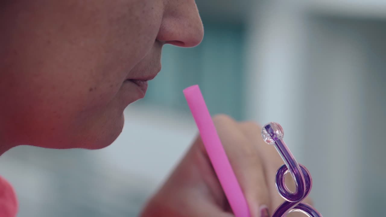 mujer joven sostiene un vaso con sabroso cóctel y bebidas