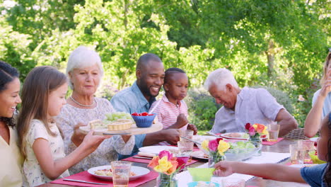 Freunde-Und-Familie-Essen-Im-Garten-Zu-Mittag,-Aus-Nächster-Nähe