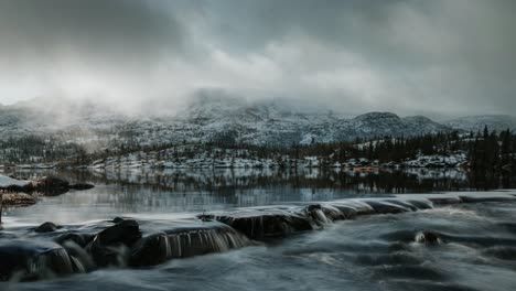 Lapso-De-Tiempo-De-Una-Pequeña-Cascada-Y-Un-Lago-En-La-Zona-Montañosa-De-Noruega