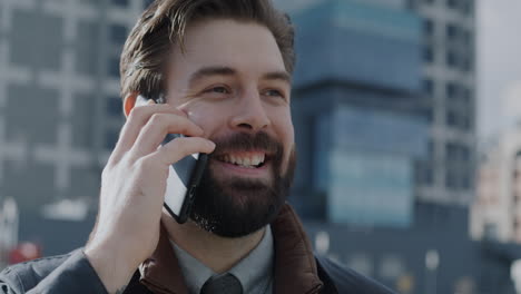 hombre en el teléfono en la ciudad