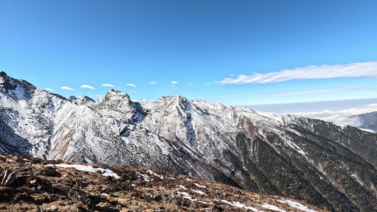 웅장한 눈 인 산맥