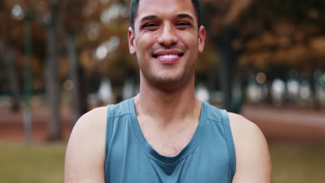parque de ejercicio, salud y rostro de hombre feliz listo