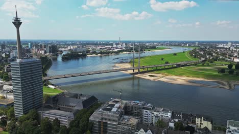 Majestätisches-Ingenieurbauwerk,-Oberkasseler-Brücke-über-Den-Rhein