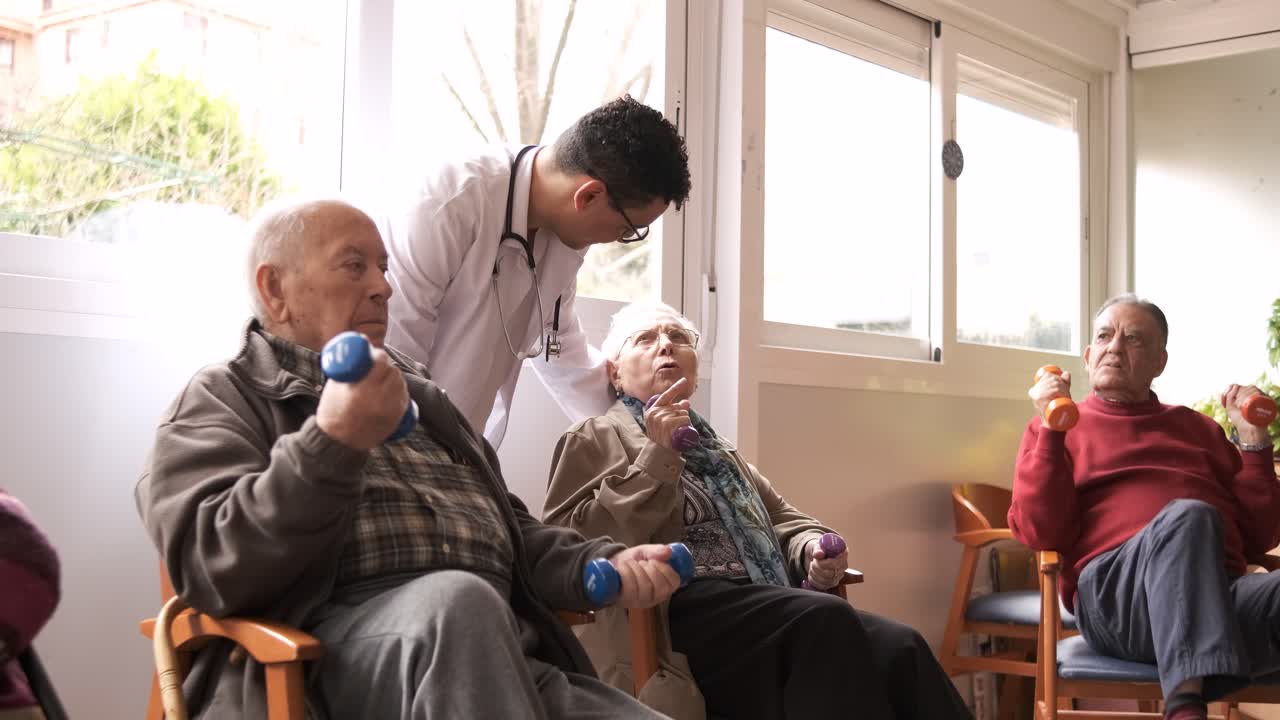 Medico che controlla persone anziane che si esercitano con i pedali di una cyclette.