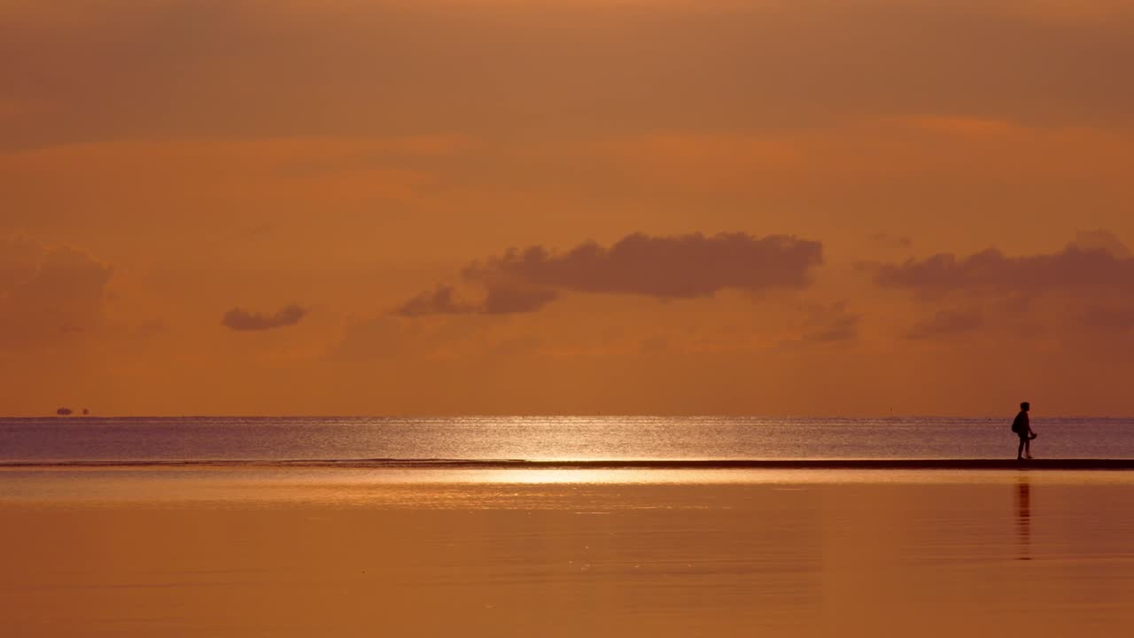 paseo al atardecer por la playa