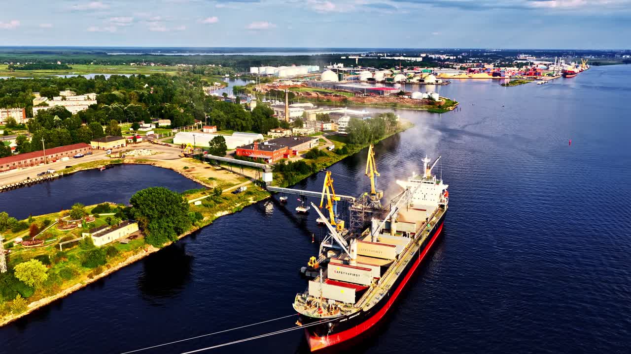 Вид сверху на большое морское судно, пришвартованное и готовое к погрузке.