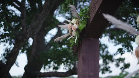 Blumen-Werden-Auf-Hölzern-Ausgestellt,-Die-Einen-Altar-Für-Ein-Paar-Bilden,-Das-Sich-Bei-Seiner-Hochzeit-Im-Texas-Hill-Country-Das-Ja-Wort-Gibt