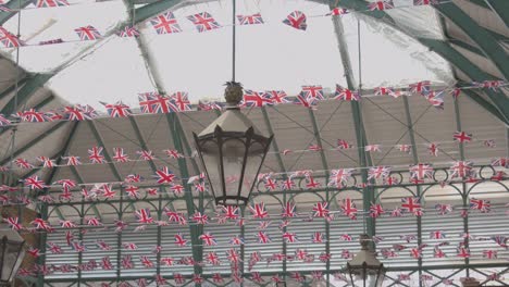 close-up von union jack-flaggen, die den covent garden market in london schmücken