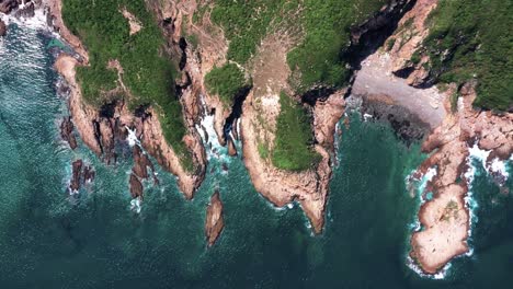 drone aéreo vuela sobre la costa del mar