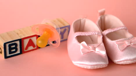 Rosa-Schnuller-Fällt-Auf-Babyschuhe-