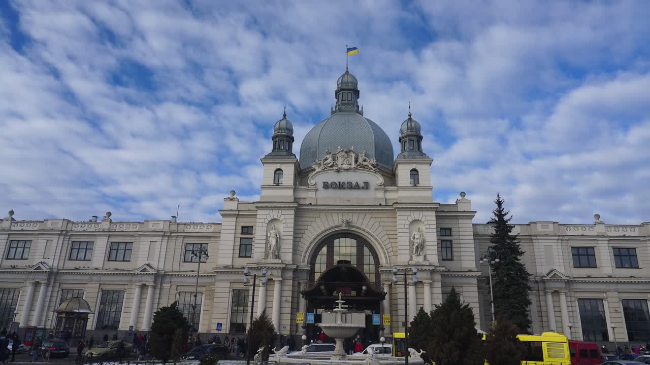 vista panorámica de la estación de tren de lviv en lviv, ucrania en un día ajetreado - ángulo bajo, toma panorámica
