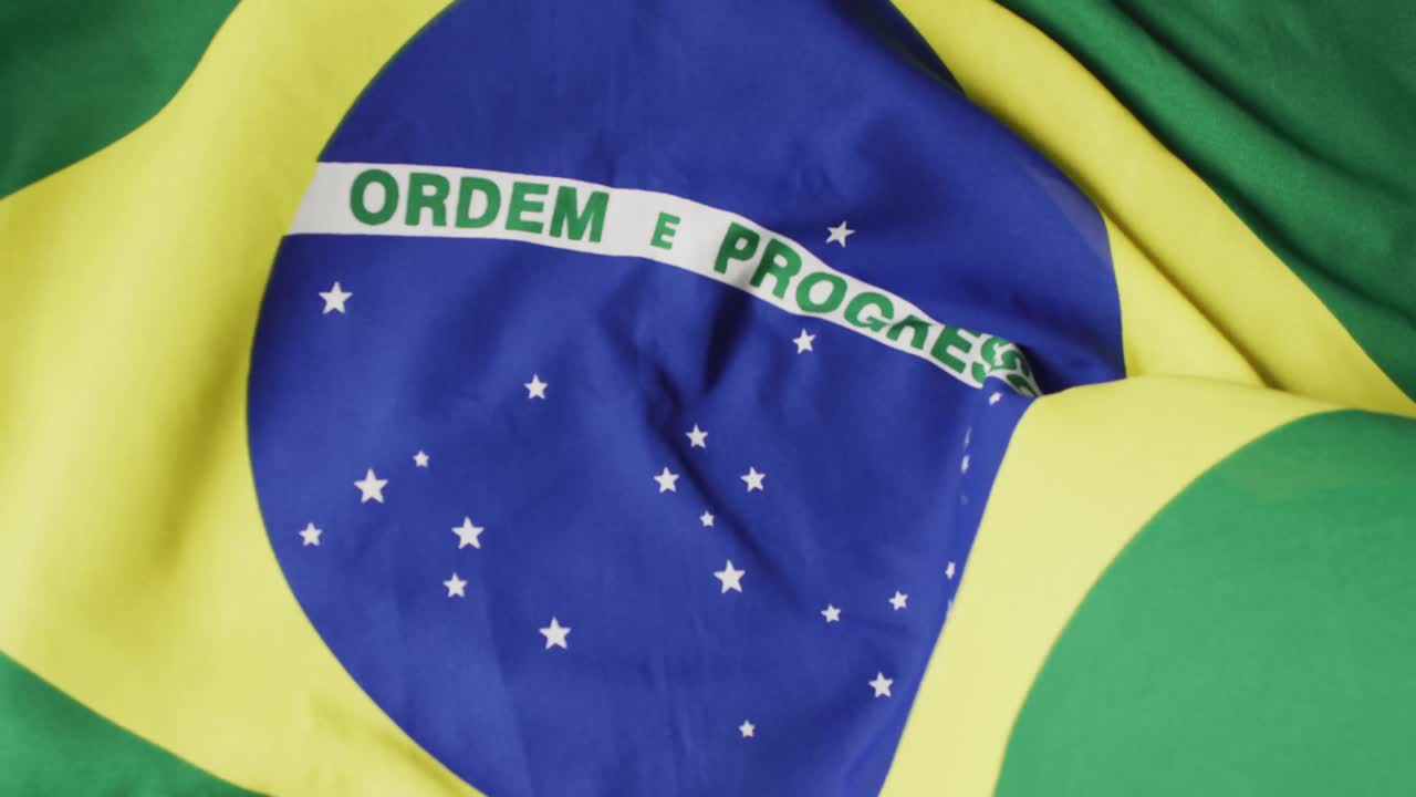 animación de fútbol sobre la bandera de brasil con espacio de copia