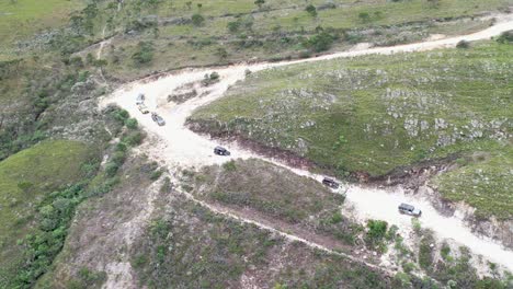 vehículos todoterreno 4x4 en senderos de terreno accidentado en el parque nacional serra da canastra en evento terrestre, minas gerais, brasil